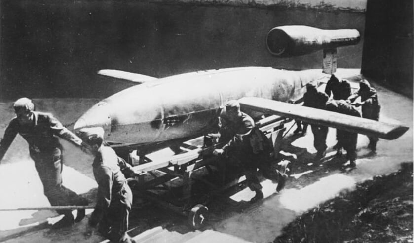 Duitse soldaten trekken een V1-raketvliegtuig naar een stelling. De Duitsers wilden V1's ook vanaf Warmond op Londen afvuren;. | Foto: Bundesarchiv