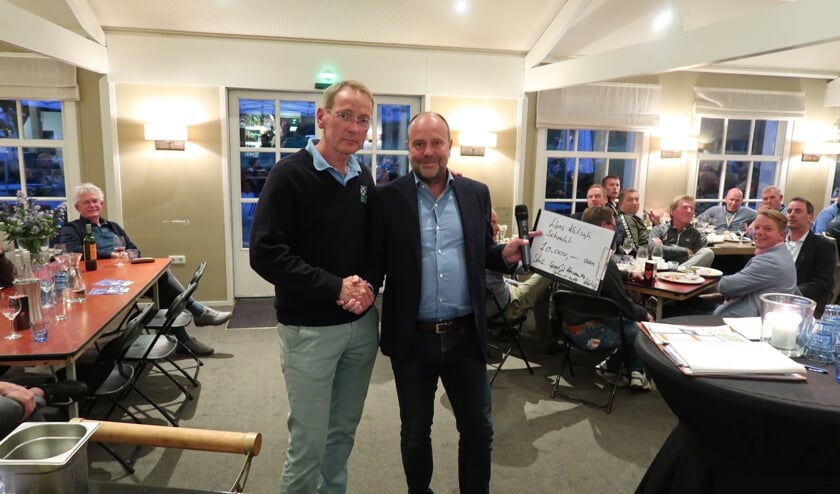 S&R-voorzitter Gijsbert Remmelzwaal nam de cheque in ontvangst. | Foto: PR
