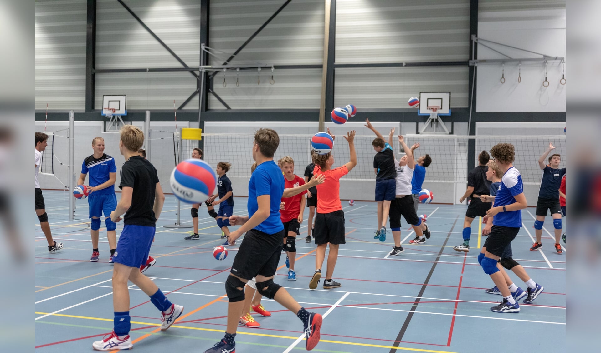 Jongens uit de hele regio leerden zaterdag onder leiding oud-international Yannick van Harskamp weer een stapje beter volleyballen. | Foto: Bas Leeflang (VCS)