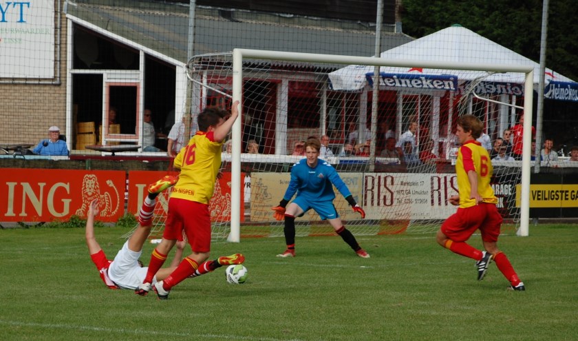 Vlak voor tijd krijgt VSV een penalty na een schouderduw van Stan van Maris. | Foto: Trudy van den Berg