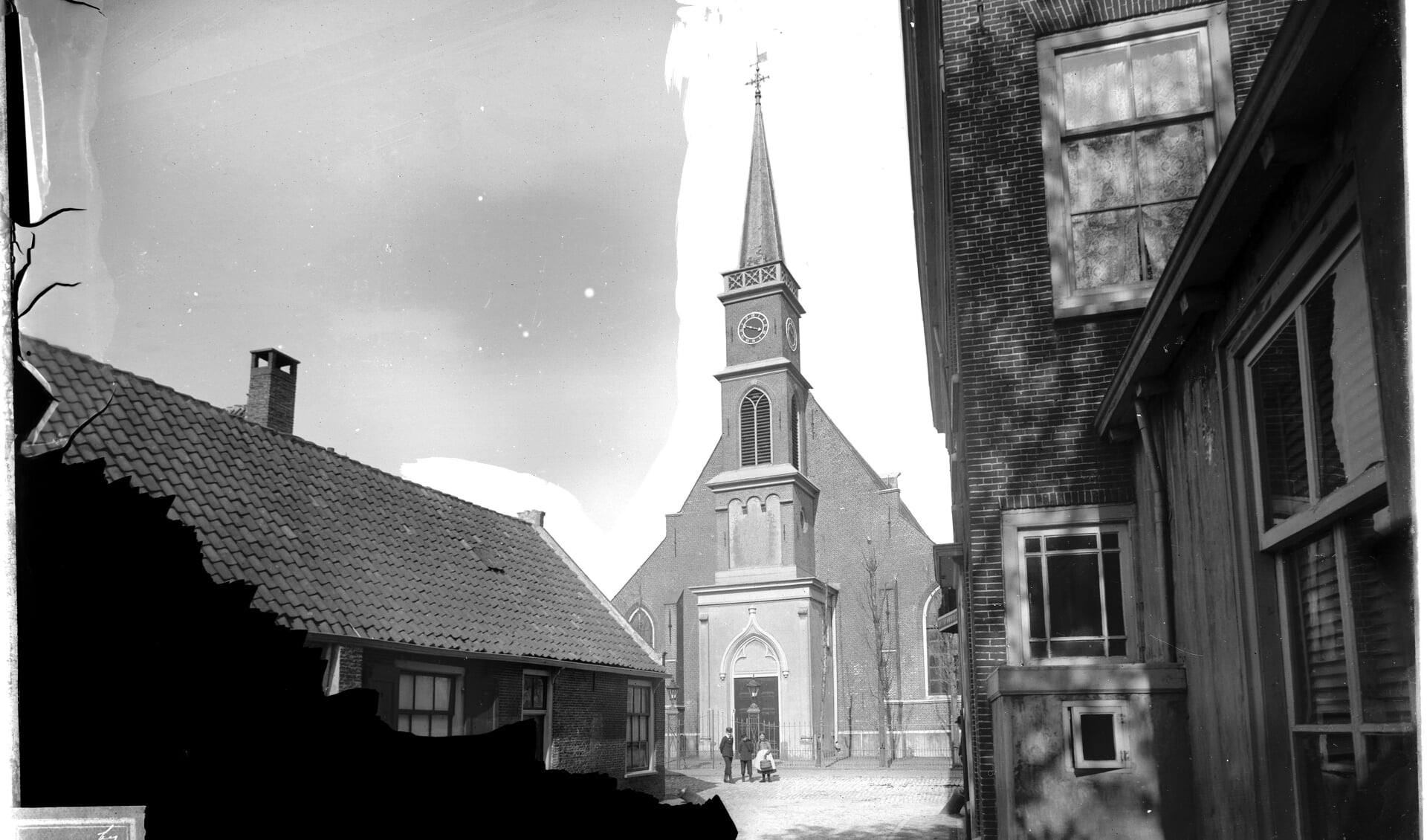 De Dorpskerk gezien vanaf de Bruggestraat, eind negentiende eeuw. | Foto: PR Comité OMD