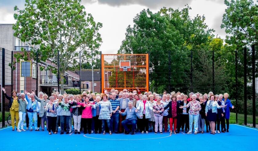 De 90 leden van Young@Heart met middenvooraan dirigente Annemiek de Groot. | Foto: J.P. Kranenburg
