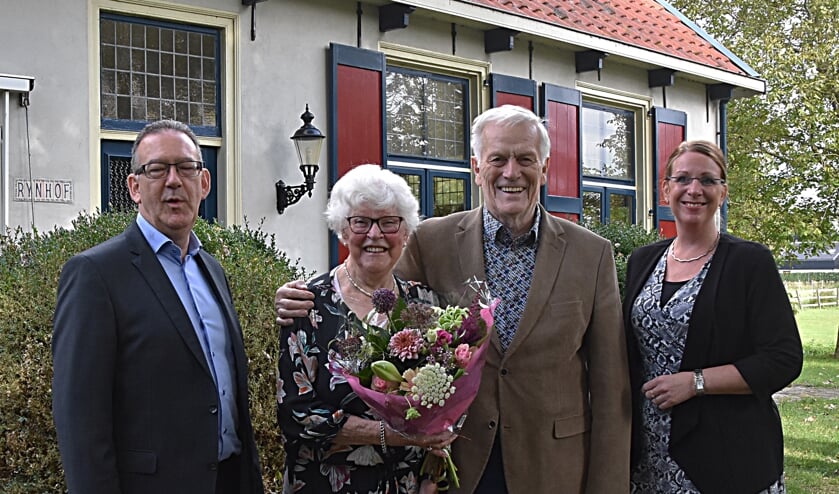 Burgemeester Carla Breuer en wethouder Rob ten Boden kwamen het echtpaar feliciteren. | Foto: PvK