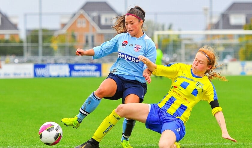 Jill Sanrodji van RCL (links) komt niet voorbij Femke van der Burg van Berkel.
