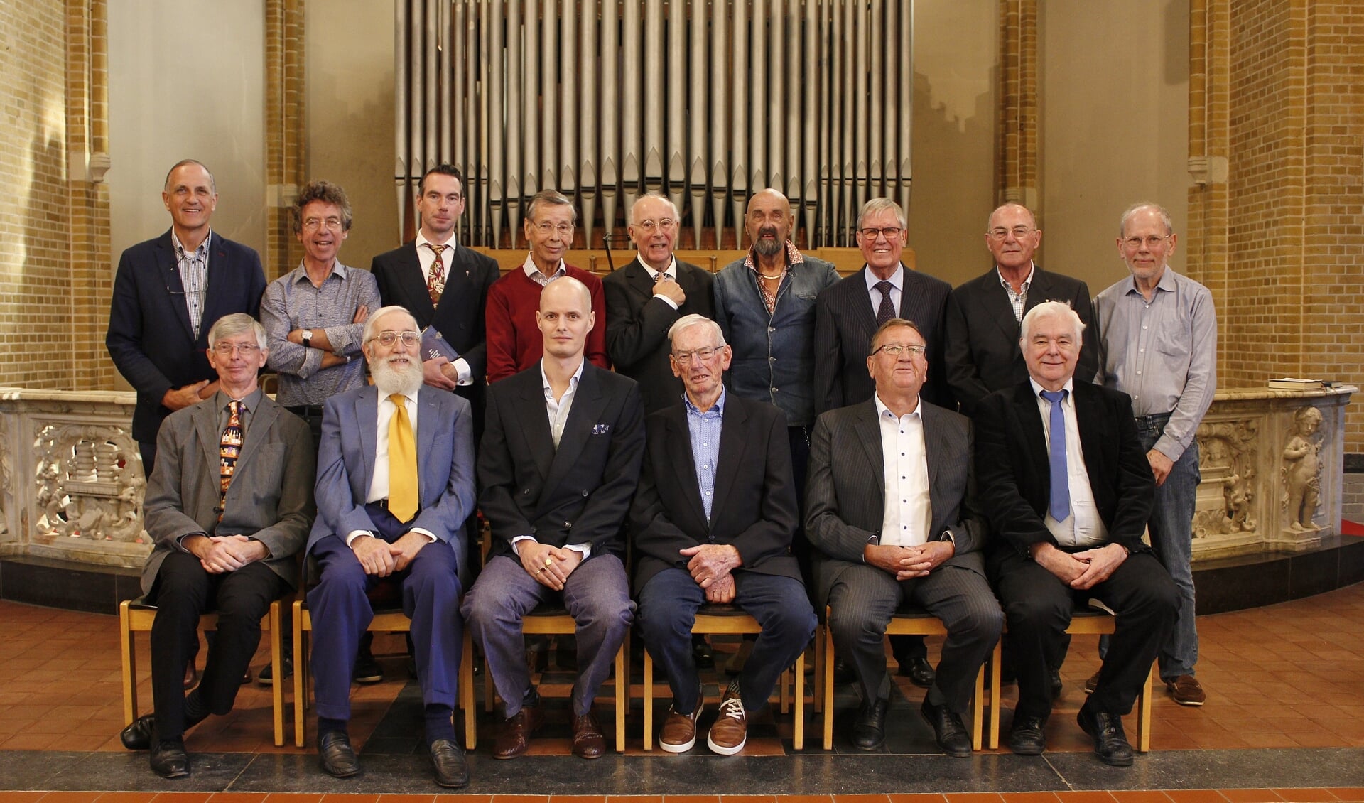 Het bijna complete koor, aangevuld met enkele enthousiaste zangers, waaronder diverse oud-leden.
