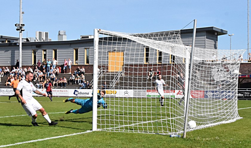 Jaap van Duijn schiet de enige en winnende treffer binnen. | Foto: PR