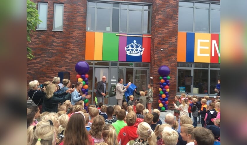 Onder veel belangstelling werd de Koningin Emmaschool geopend. | Foto: pr.