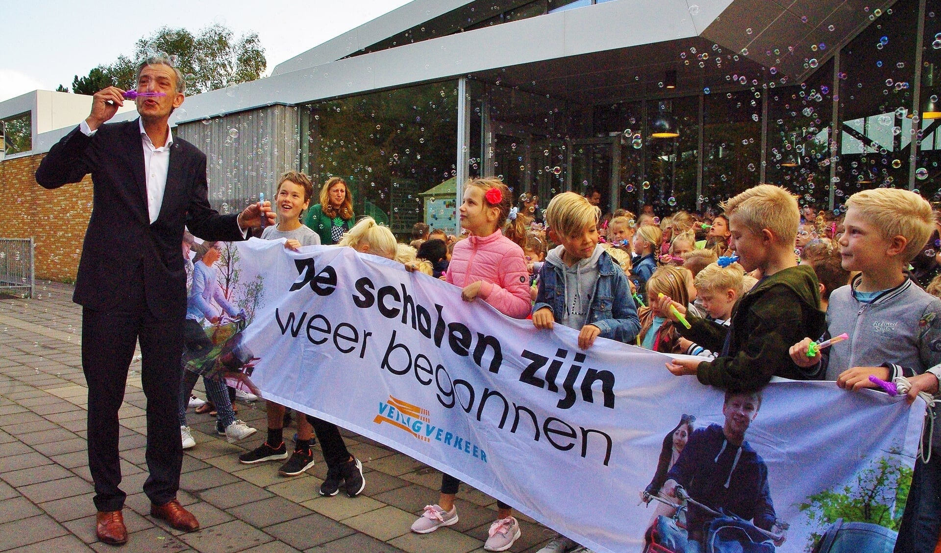 Samen met leerlingen van De Lichtwijzer blies wethouder Huizing bellen als start van de campagne.