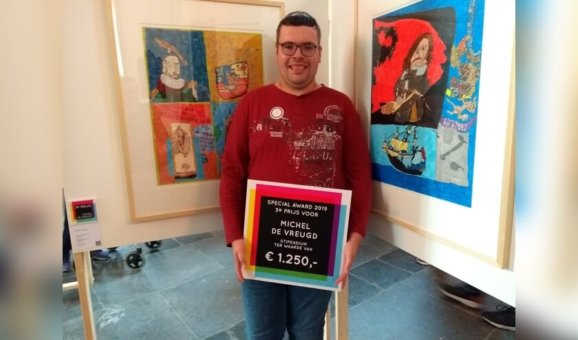 Rechts achter Michel hangt zijn winnende kunstwerk. | Foto: pr