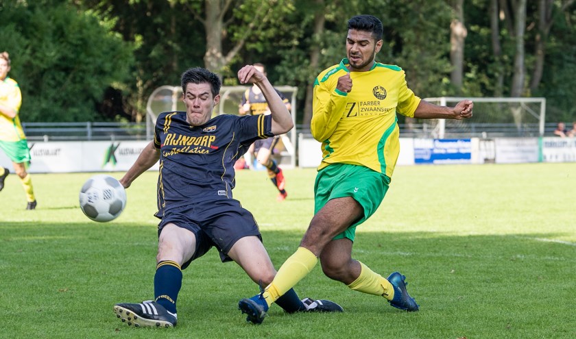 Thijs Smallenbroek blokt een schot van PGS/Vogel.