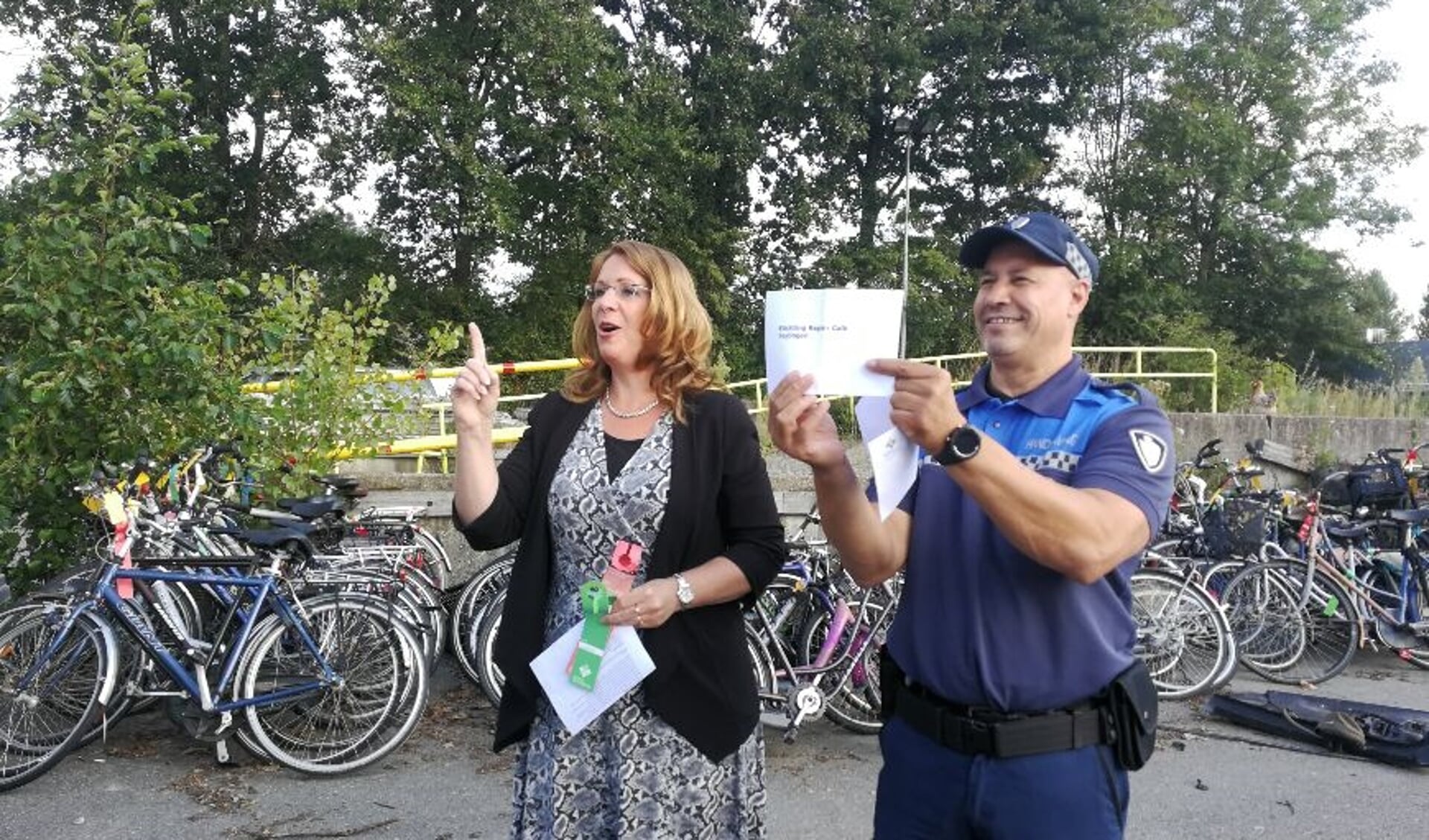 Burgemeester Carla Breuer wijst de eerste vijf fietsen toe aan Repaircafé Teylingen. | Foto: PR