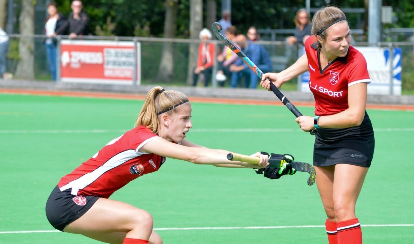 Zoë Duivenvoorden en Tess van Bochove bij een strafcorner.