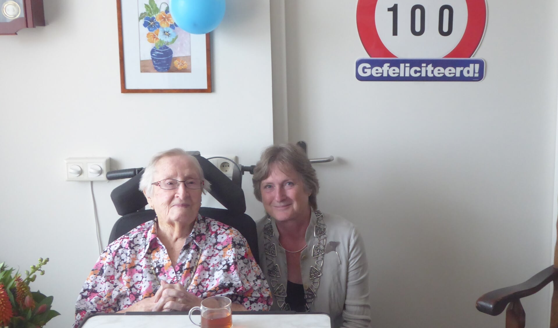 Mevrouw Varkevisser-Ruigrok kreeg felicitaties van de burgemeester voor haar 100e verjaardag. | Foto: Ina Verblaauw