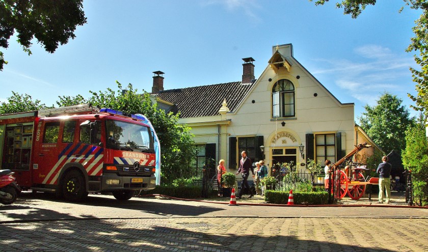 Bij het oude raadhuis aan de Wijttenbachweg gaf de brandweer demonstraties, onder andere met een oude brandspuit.