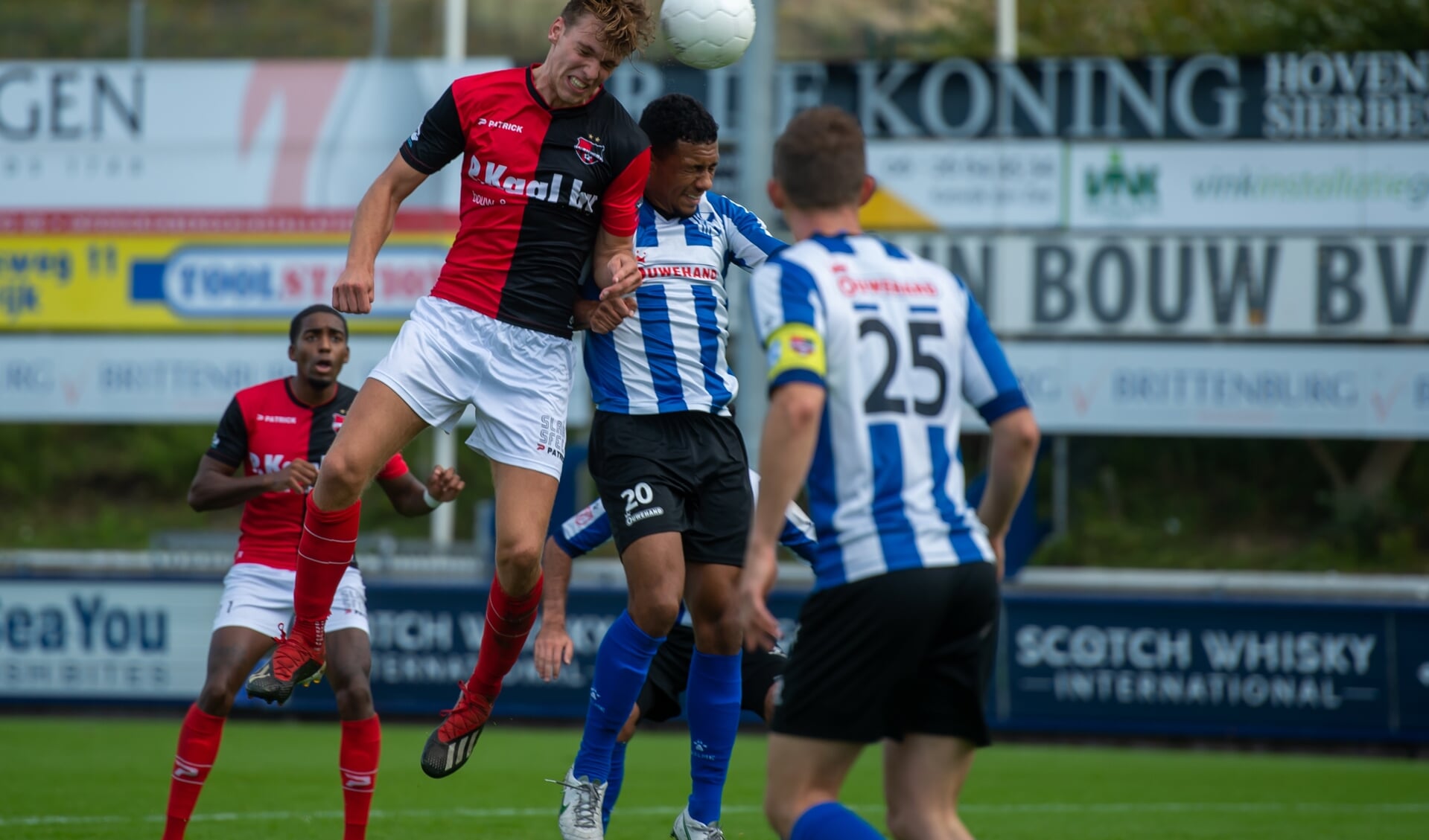 Lowie van Zundert van De treffers in luchtduel met Chima Bosman, | Foto: OrangePictures