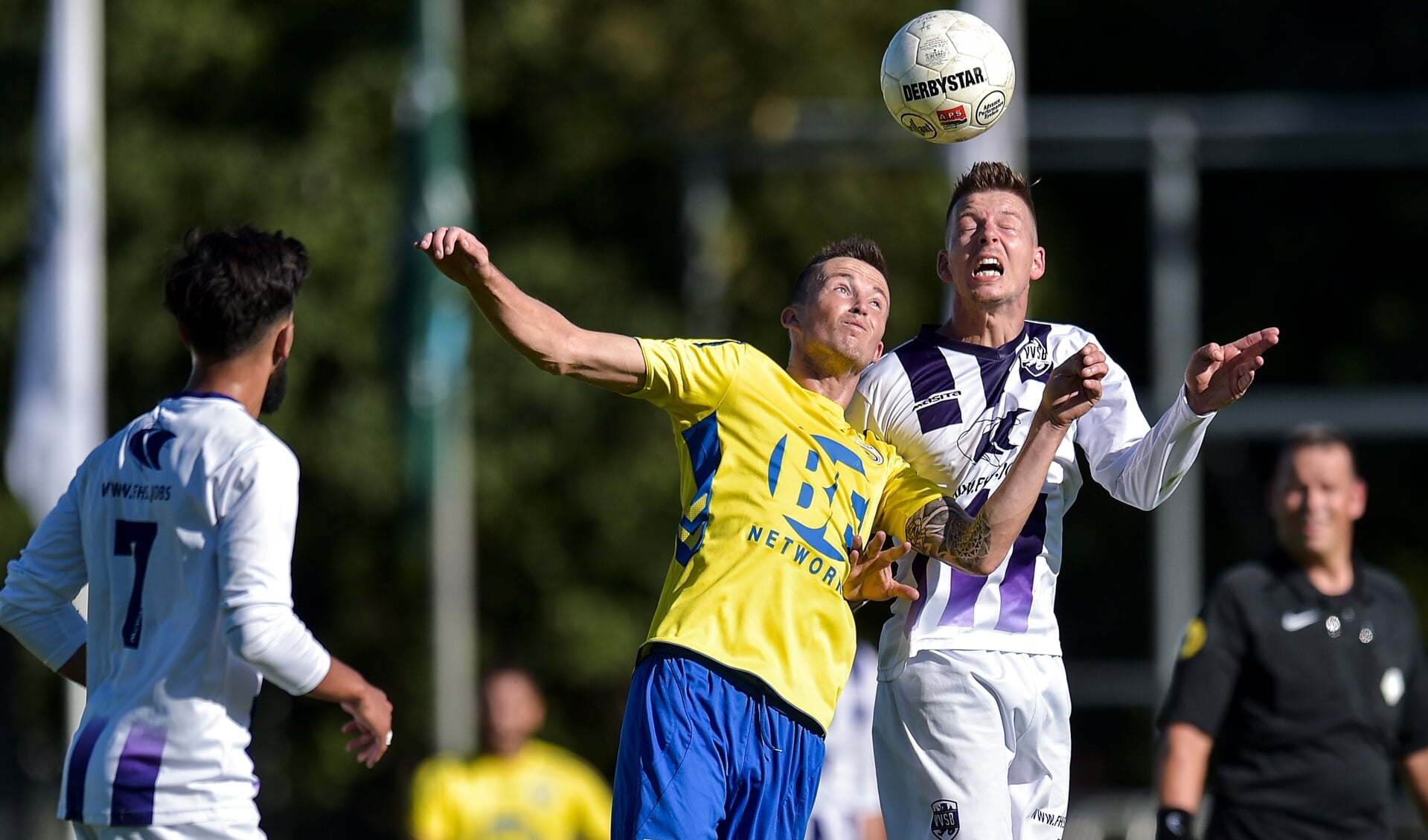 Ties Evers in duel met Jeffrey Klijbroek van FC Lisse. | Foto: OrangePictures