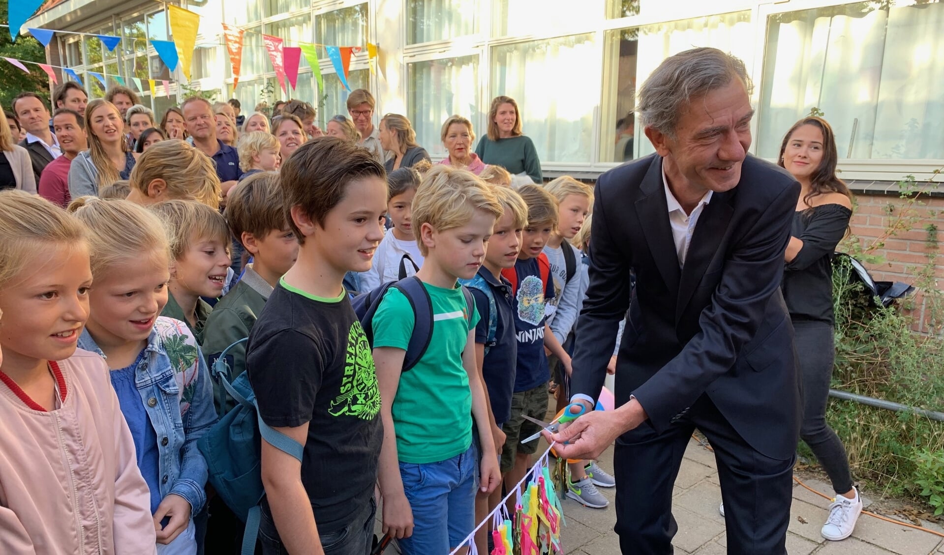 De nieuwe, tijdelijke schoollokalen werden door wethouder Matthijs Huizing feestelijk geopend. 