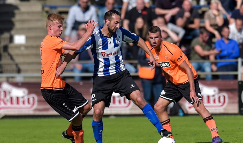 Martin van Eeuwijk probeert langs Max Veerman van jong FC Volendam te komen. | Foto: Orange Pictures