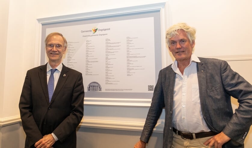 Ereburgers wethouder Jan Nieuwenhuis en Wil van Elk presenteerden de lijst, die in het eerste halletje van het raadhuis hangt.