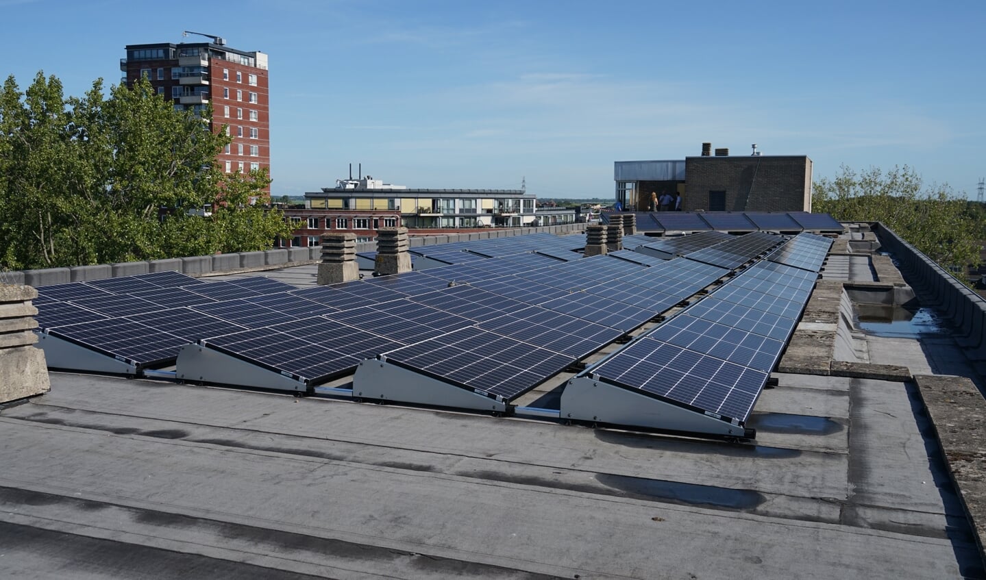 73 gloednieuwe zonnepanelen op het dak van de Merelstraat 184-304. 