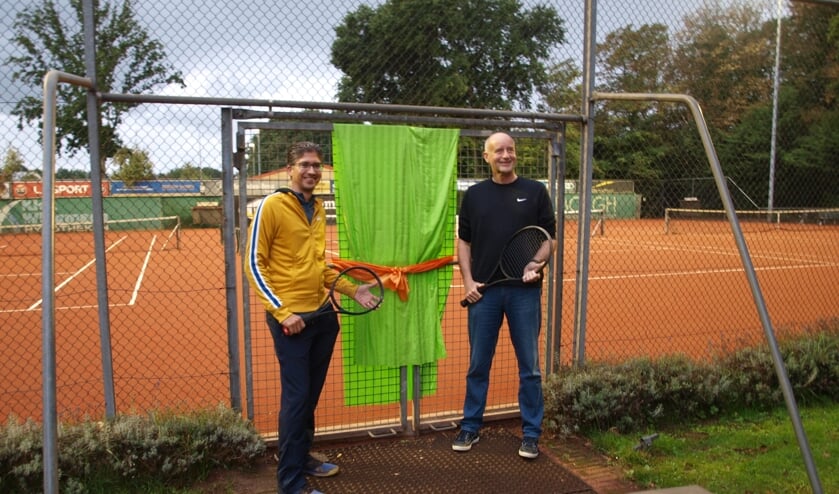 Wethouder Arno van Kempen en voorzitter Diego Wever (SVV) openen het hek naar de drie vernieuwde tennisbanen. | Foto: Piet de Boer