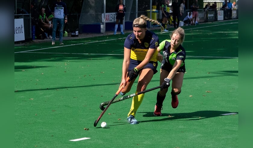 Karlijn Koster aan de bal, met een speelster van Helmond op de hielen. | Foto: J.P. Kranenburg
