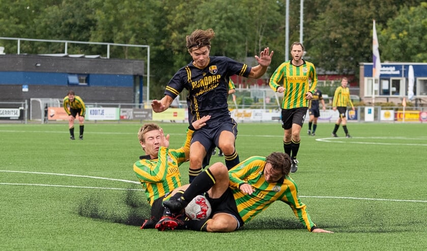 Harm-Jaap Boerma wordt gestopt door twee verdedigers.
