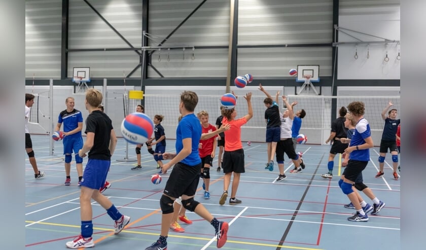 Oud-international Yannick van Harskamp leerde de jongens beter volleyballen.