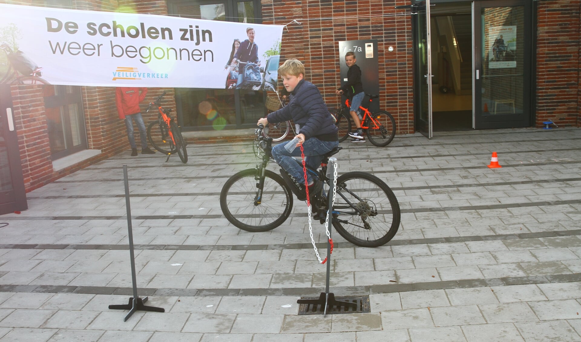 Verschillende leerlingen lieten zien hoe vaardig ze op de fiets zijn. 