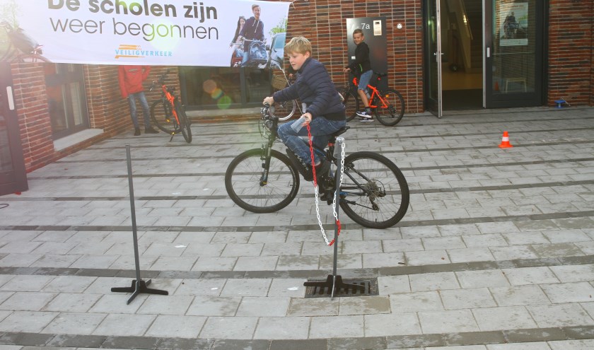 Verschillende leerlingen lieten zien hoe vaardig ze op de fiets zijn.