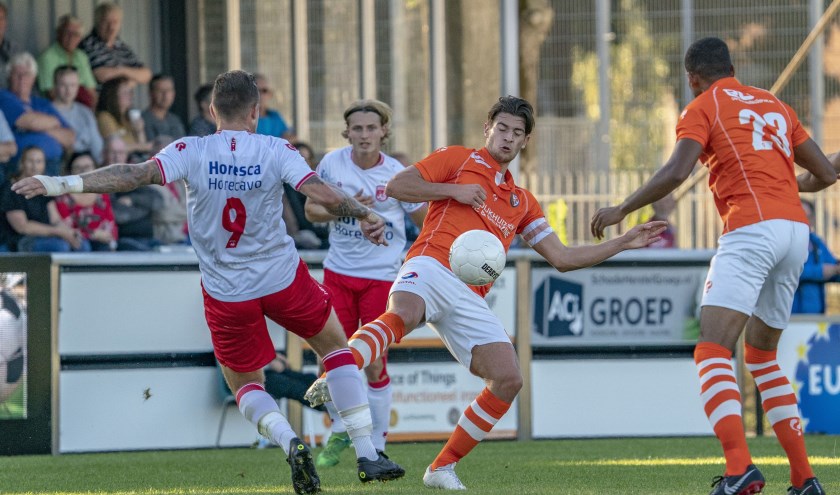 Tiel Bart Westerlaken (R) van TEC in gevecht met Nick van Staveren. | Foto: OrangePictures