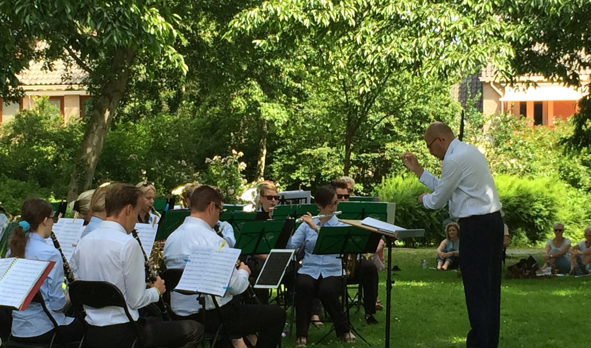 Tijdens het picknickconcert van Da Capo in het Mondriaanpark konden bezoekers al zien hoe de dirigent zijn orkest 'bespeelt'.