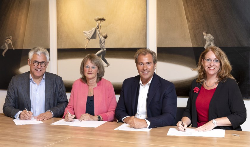 De burgemeesters van Noordwijk, Lisse en Teylingen, ondertekenen de overeenkomst met Dirk Bouman van Uitgeverij Verhagen. | Foto: Sven van der Vlugt
