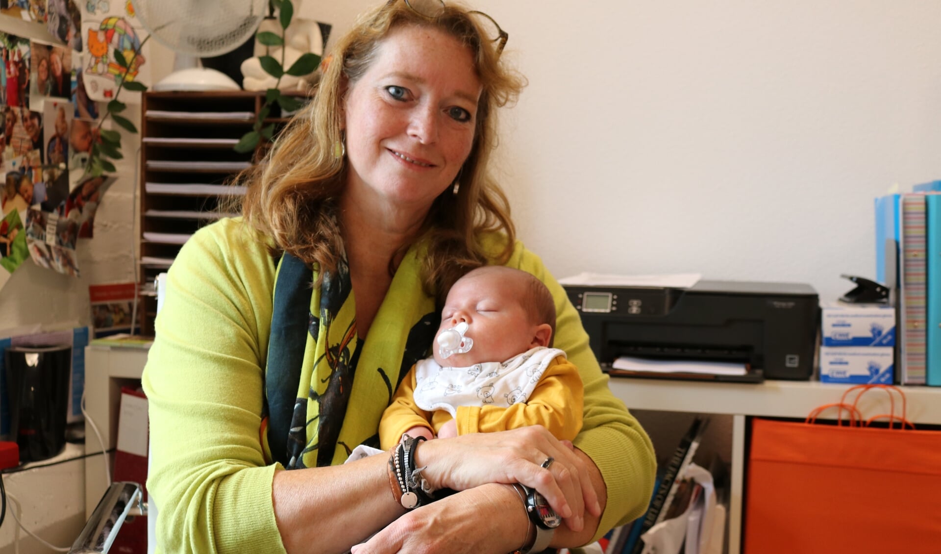 Simone Vermeulen met Just Lamboo, de zesduizendste baby die zij ter wereld hielp. 