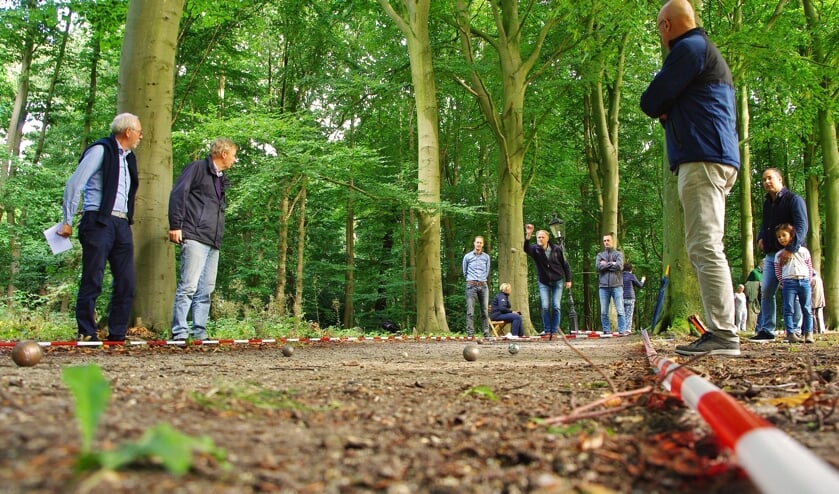 De paden van Oud-Poelgeest leenden zich uitstekend voor een jeu de boules-toernooi.