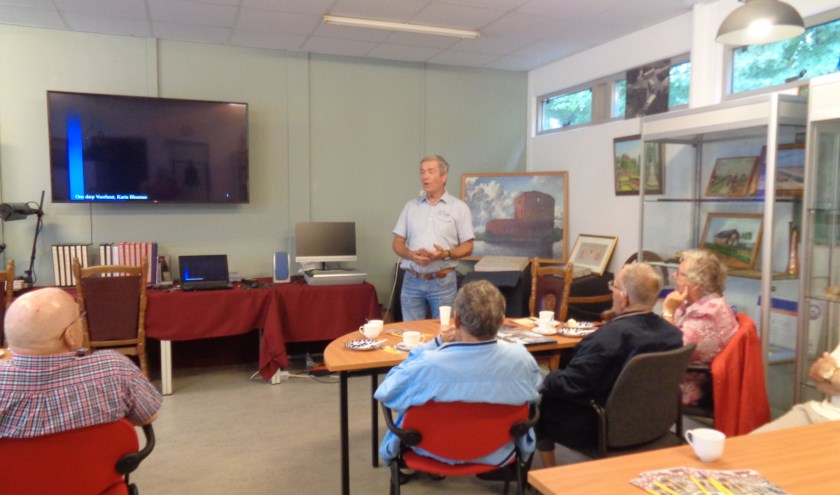 Cok van Steijn van de Historische Kring Voorhout gaf een presentatie.| Foto: PR