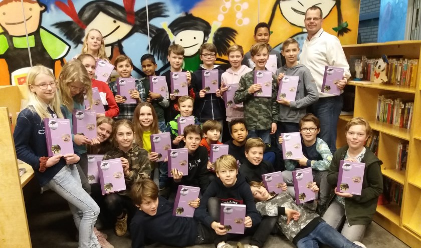 Leerlingen van het Bolwerk krijgen het Veteranenboek van auteur Joep Derksen (r).