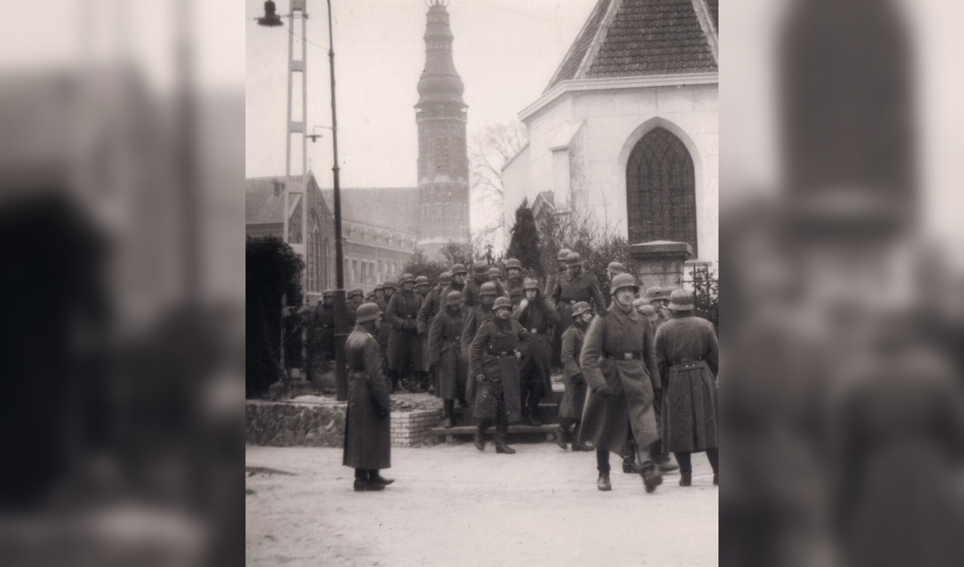 Duitse soldaten na een kerkdienst op zondag. 