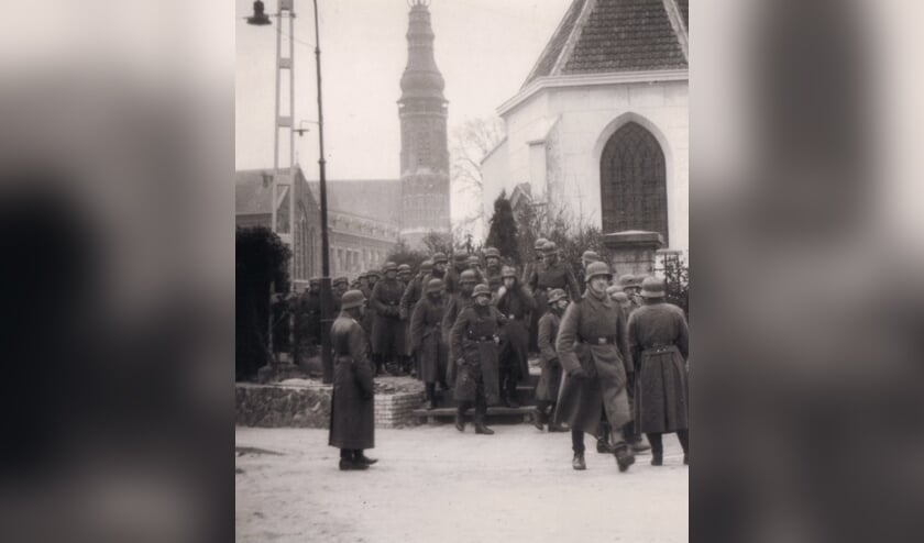 Duitse soldaten na een kerkdienst op zondag.