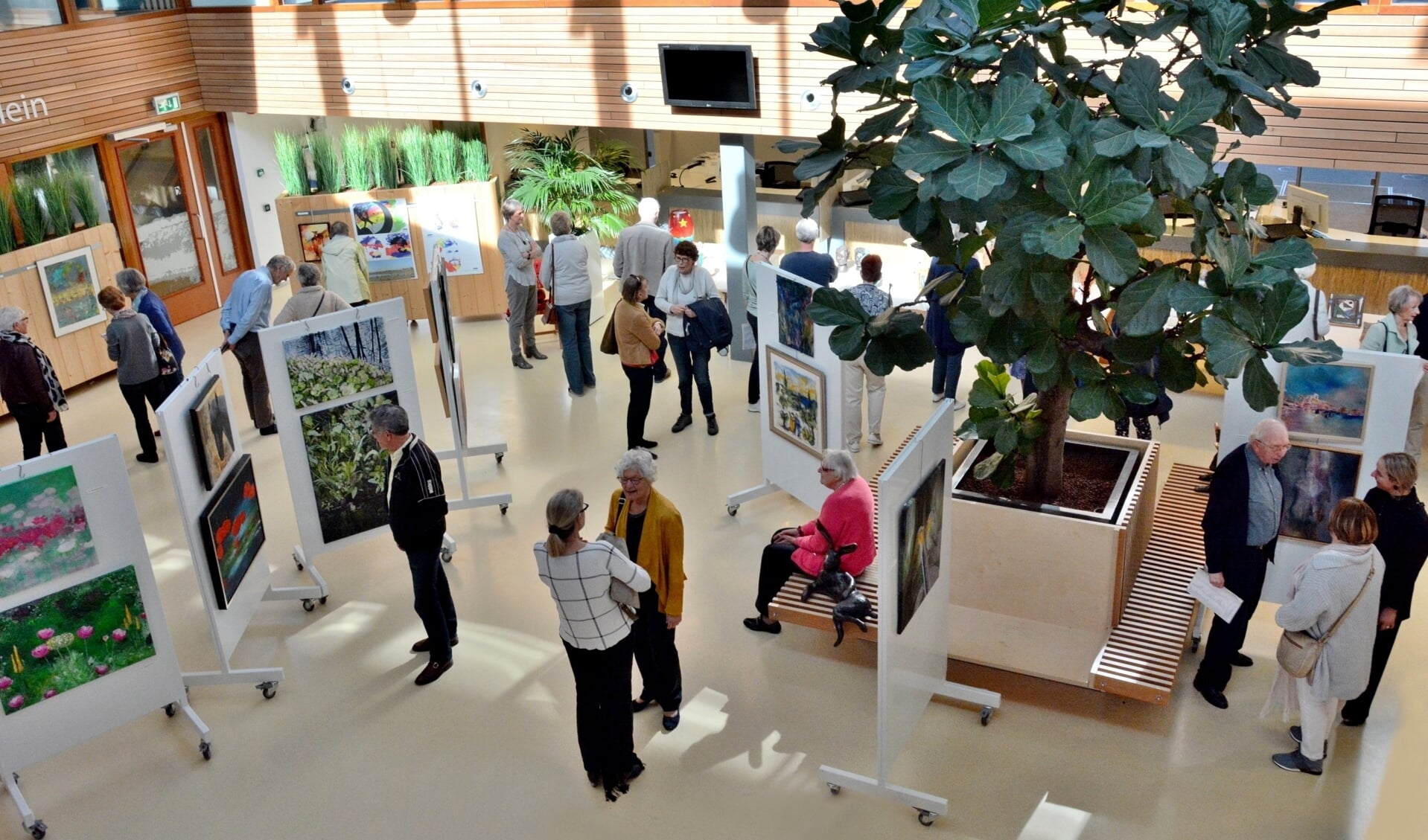 De expositie van amateurkunstenaars in het atrium van het gemeentehuis in 2018. 