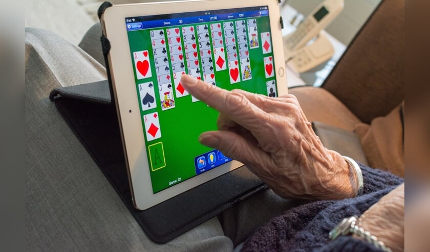Op een tablet kun je internetten, maar ook spelletjes doen, foto's bewerken en bekijken en nog veel meer.