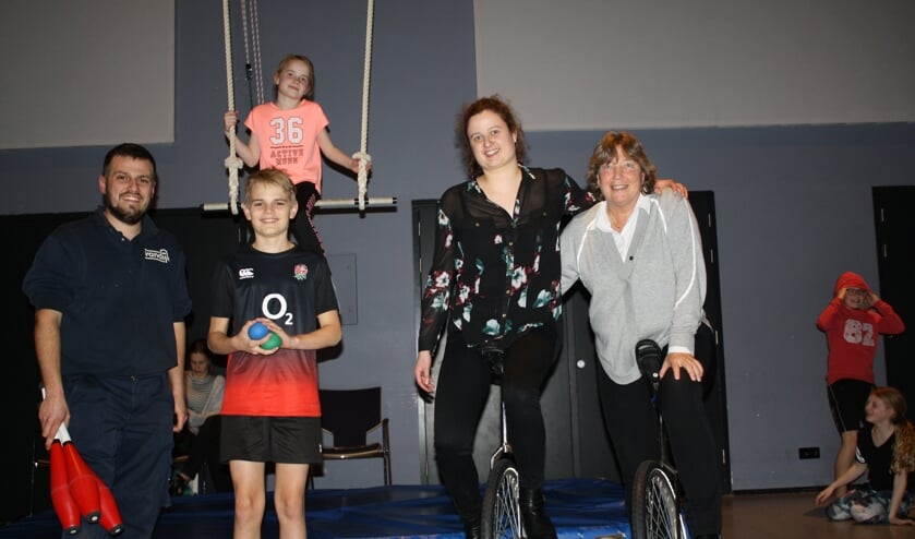Artiesten en leiding en voormalige leiding van Circus Atleta tijdens de training in het Trefpunt. Van links naar rechts: Niek, Jelte, Leanne en Jolanda. Sofie zit op de hangende trapeze. | Tekst en foto: Piet de Boer