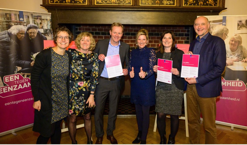 Ambtenaar HLTsamen Heleen Doelman, adviseur van VWS Monique Postma, wethouder Fred van Trigt (Hillegom), de landelijk ambassadeur Eén tegen eenzaamheid Marianne van den Anker, wethouder Jolanda Langeveld en wethouder Arno van Kempen (Teylingen).