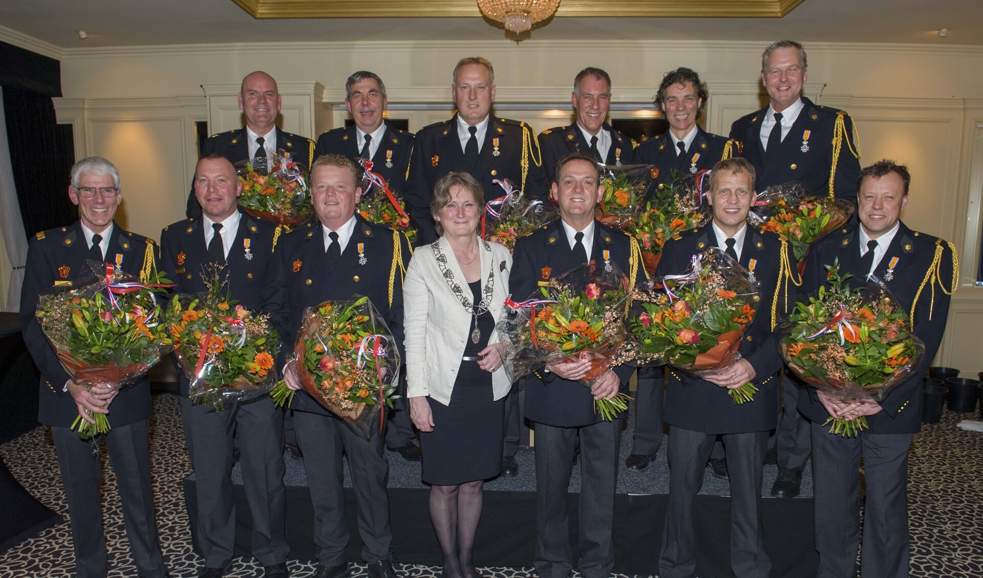 Elf brandweerlieden ontvingen een koninklijke onderscheiding. | Foto: Willem Krol