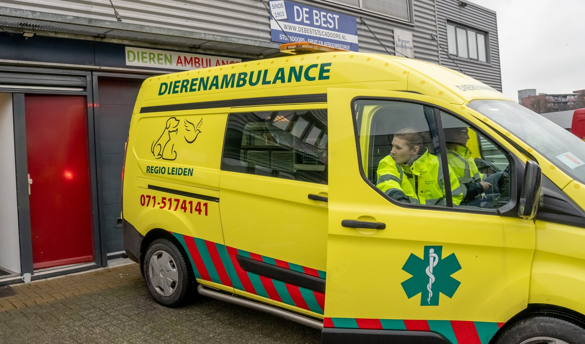 De Dierenambulance, gevestigd aan de Draadbaan 14 in Leiderdorp, is bewust niet aangesloten bij  Dierenlot en krijgt ook geen cent van de landelijke stichting. 