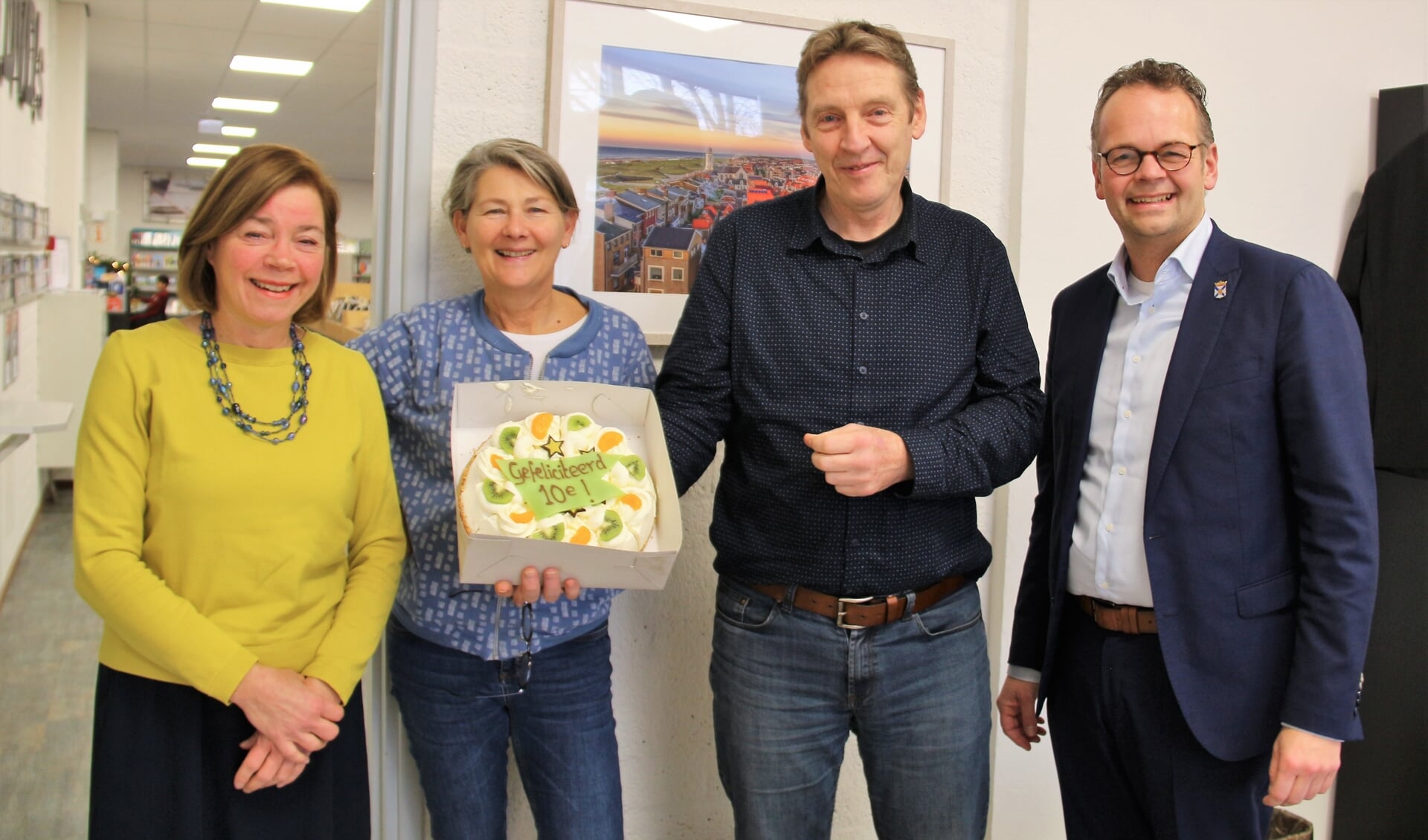 Wethouder Jacco Knape (rechts) met bibliotheekdirecteur Jan Klerk en medewerkers Martine Schreuder en Ineke Blom (links). | Foto: pr