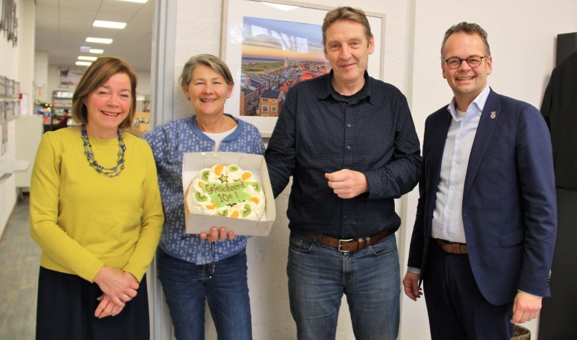 Wethouder Jacco Knape (rechts) met bibliotheekdirecteur Jan Klerk en medewerkers Martine Schreuder en Ineke Blom (links). | Foto: pr