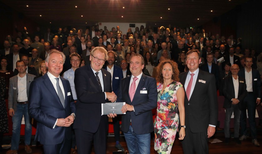 Commissaris van de Koning Provincie Zuid Holland Jaap Smit neemt het eerste 'Manifest van de regio' in ontvangst uit handen van wethouder Jan van Rijn (Gemeente Hillegom), bijgestaan door voorzitter Jan Bout (EBDB), directeur Lars Flinkerbusch (EBDB) en dagvoorzitter Esther van der Voort.