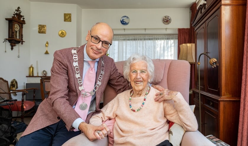 Mevrouw Neuteboom samen met burgemeester Jaensch. |