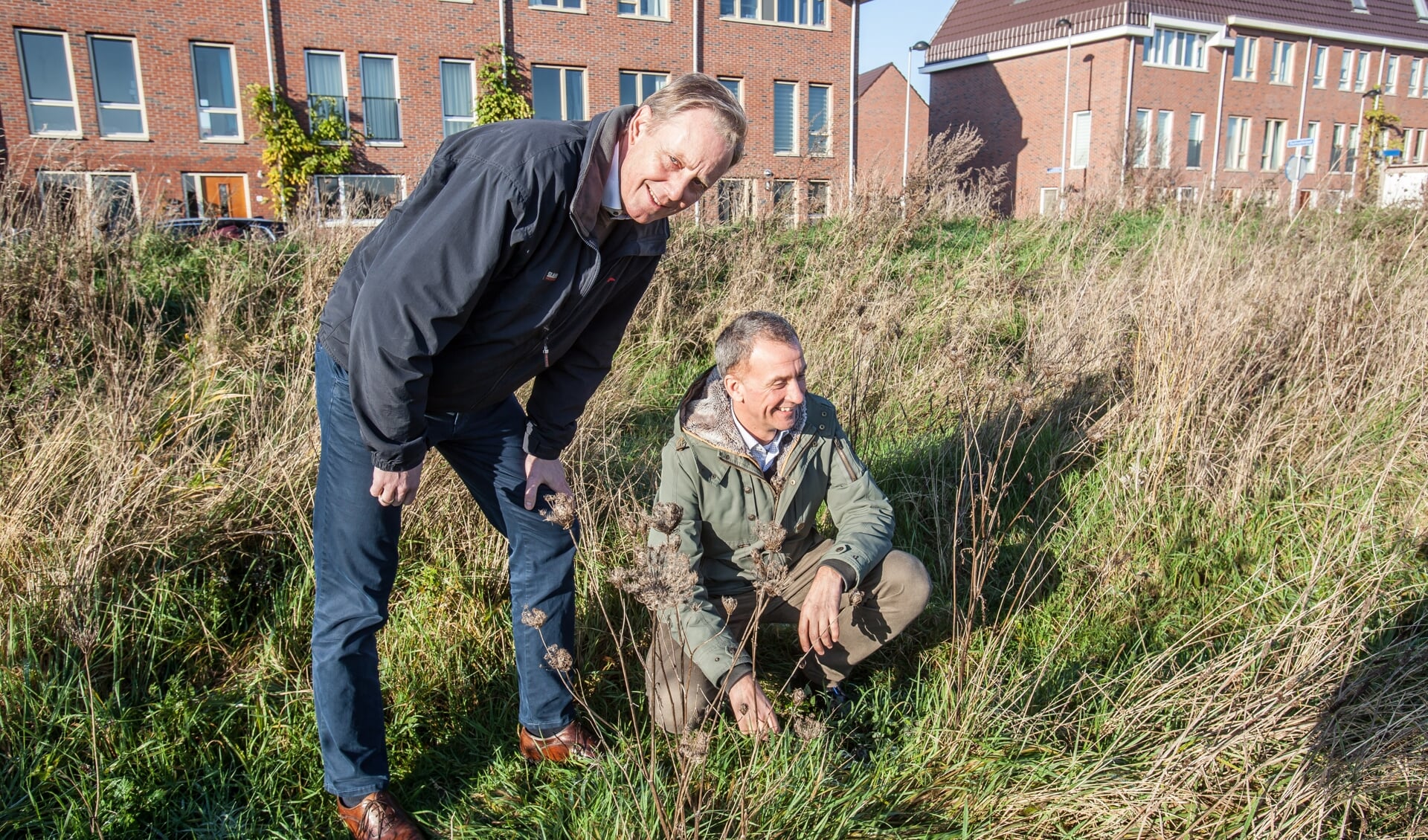 Wout Janssens en André van den Bos op de plek waar het Bomenasiel kan komen. | Foto Adrie van Duijvenvoorde